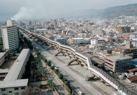 阪神大震災・倒壊した阪神高速道路（写真提供：時事）